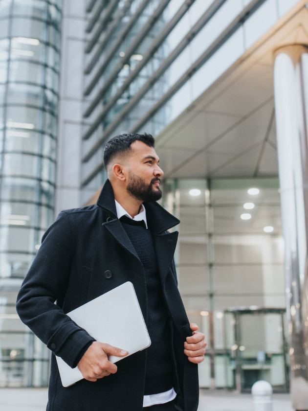 hombre andando exterior edificio oficinas